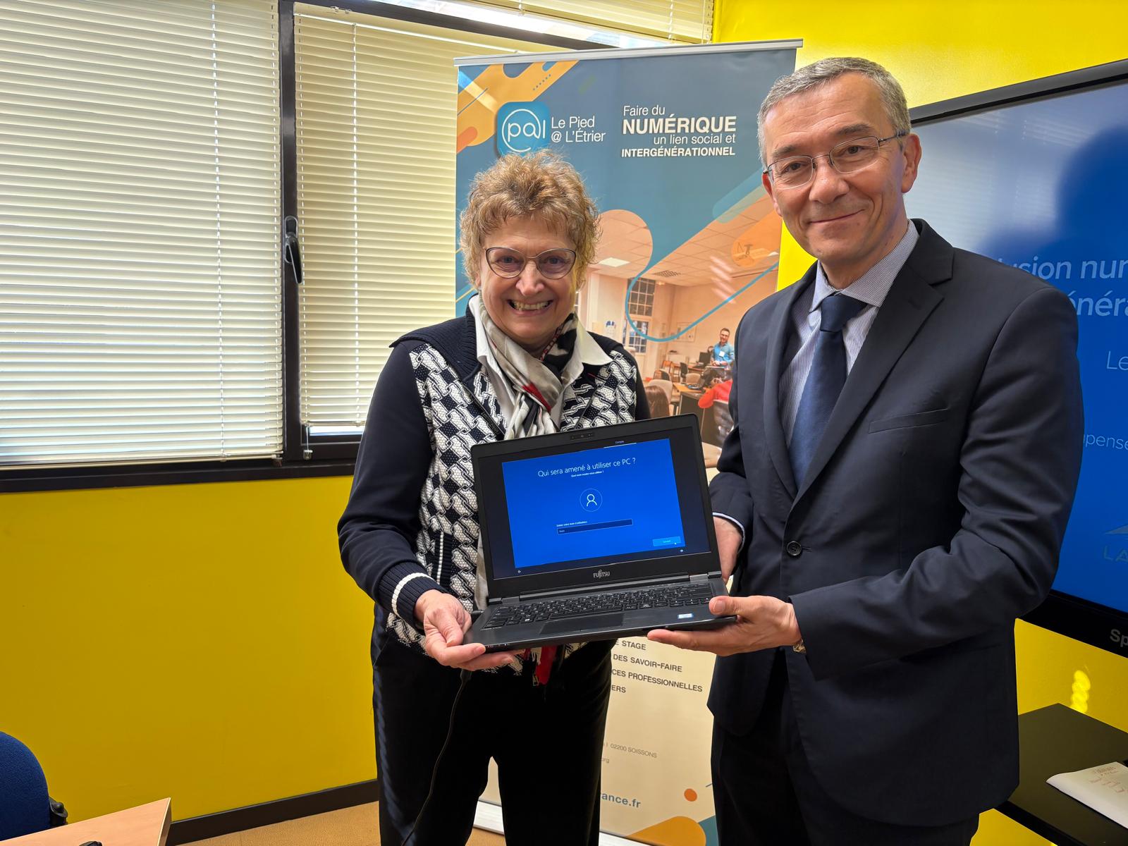 Laon : La Poste offre 20 ordinateurs à l'association Le Pied @ L'étrier