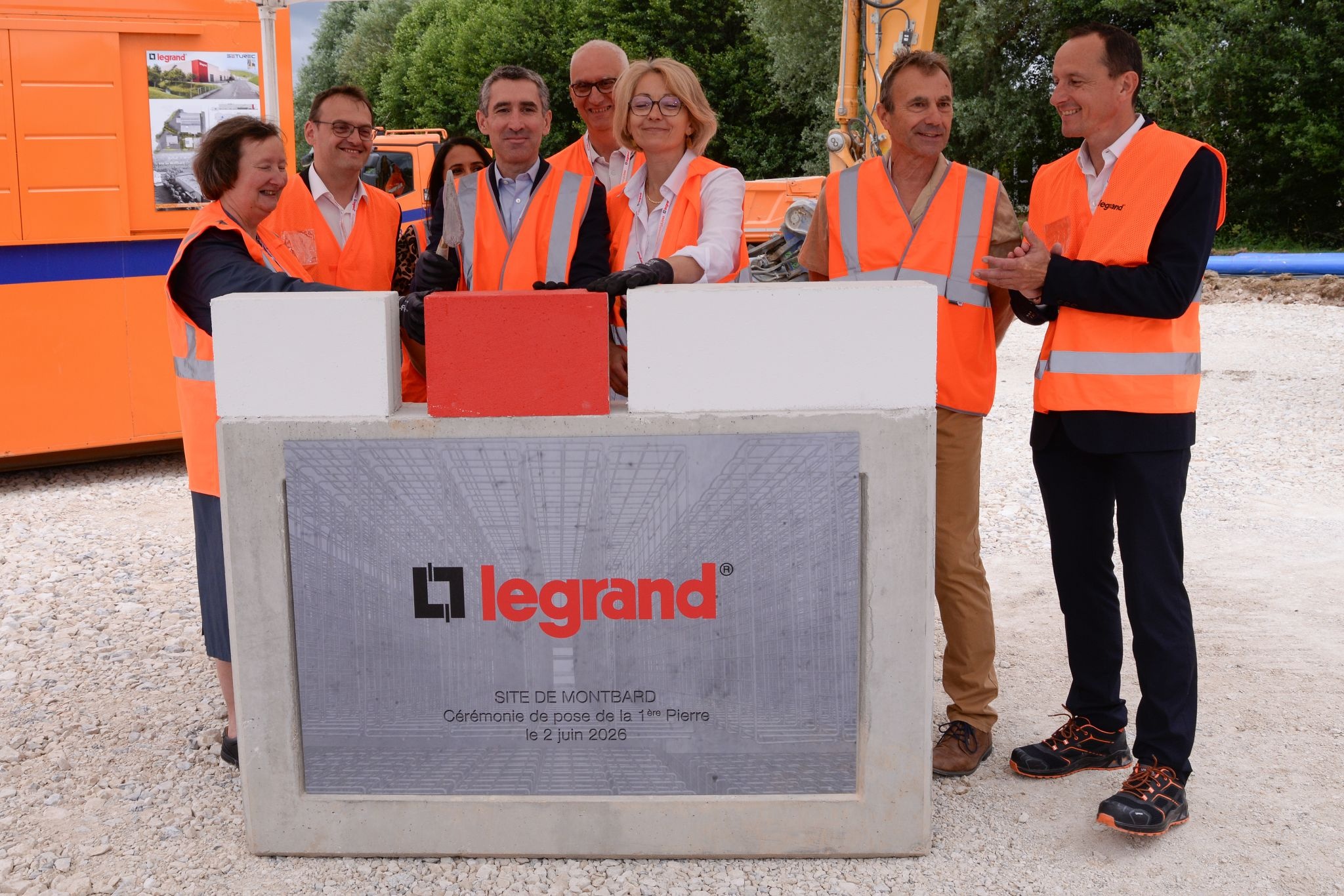 Legrand pose la première pierre de son projet industriel à Montbard