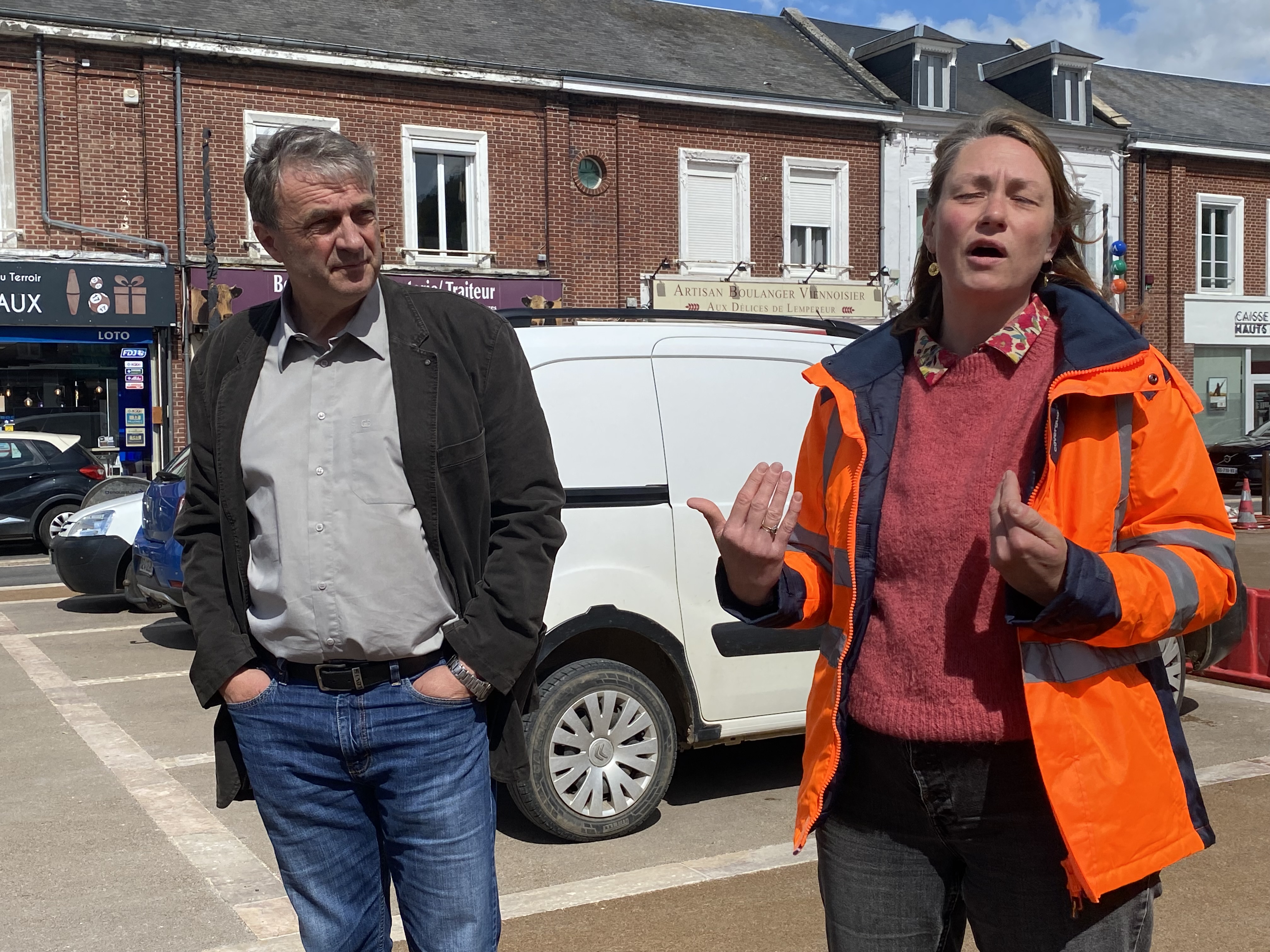 Les travaux de la place de Poix-de-Picardie dans la derrière ligne droite