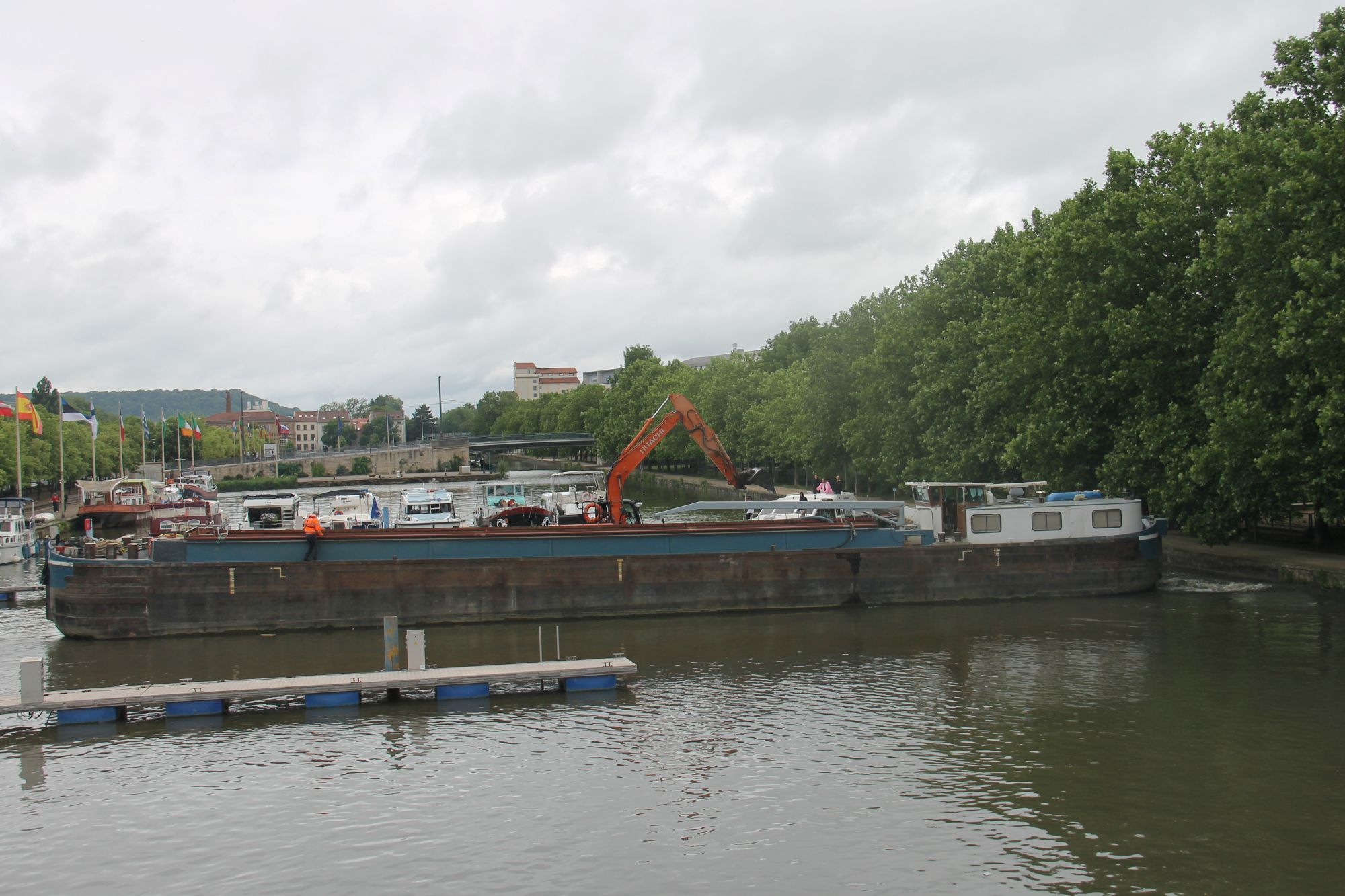 Opération «drague» au port de plaisance de Nancy par VNF