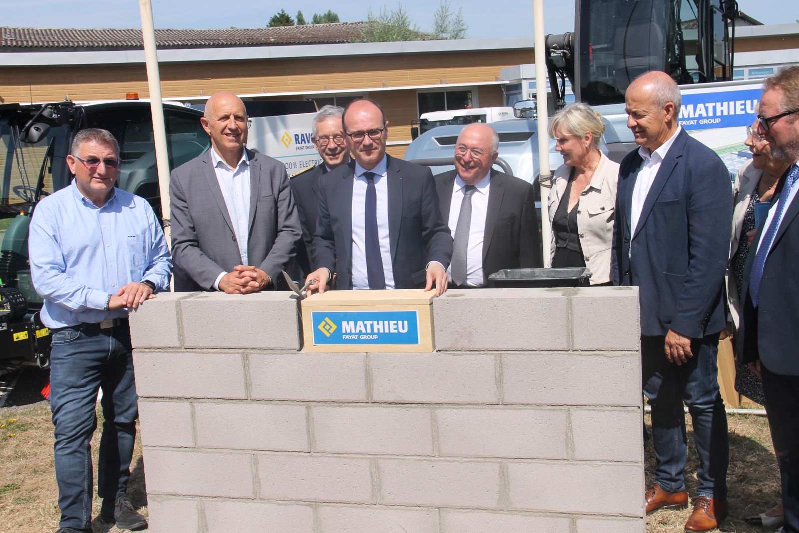 Le ministre Sébastien Martin pose la première pierre du futur site du constructeur Mathieu à Toul