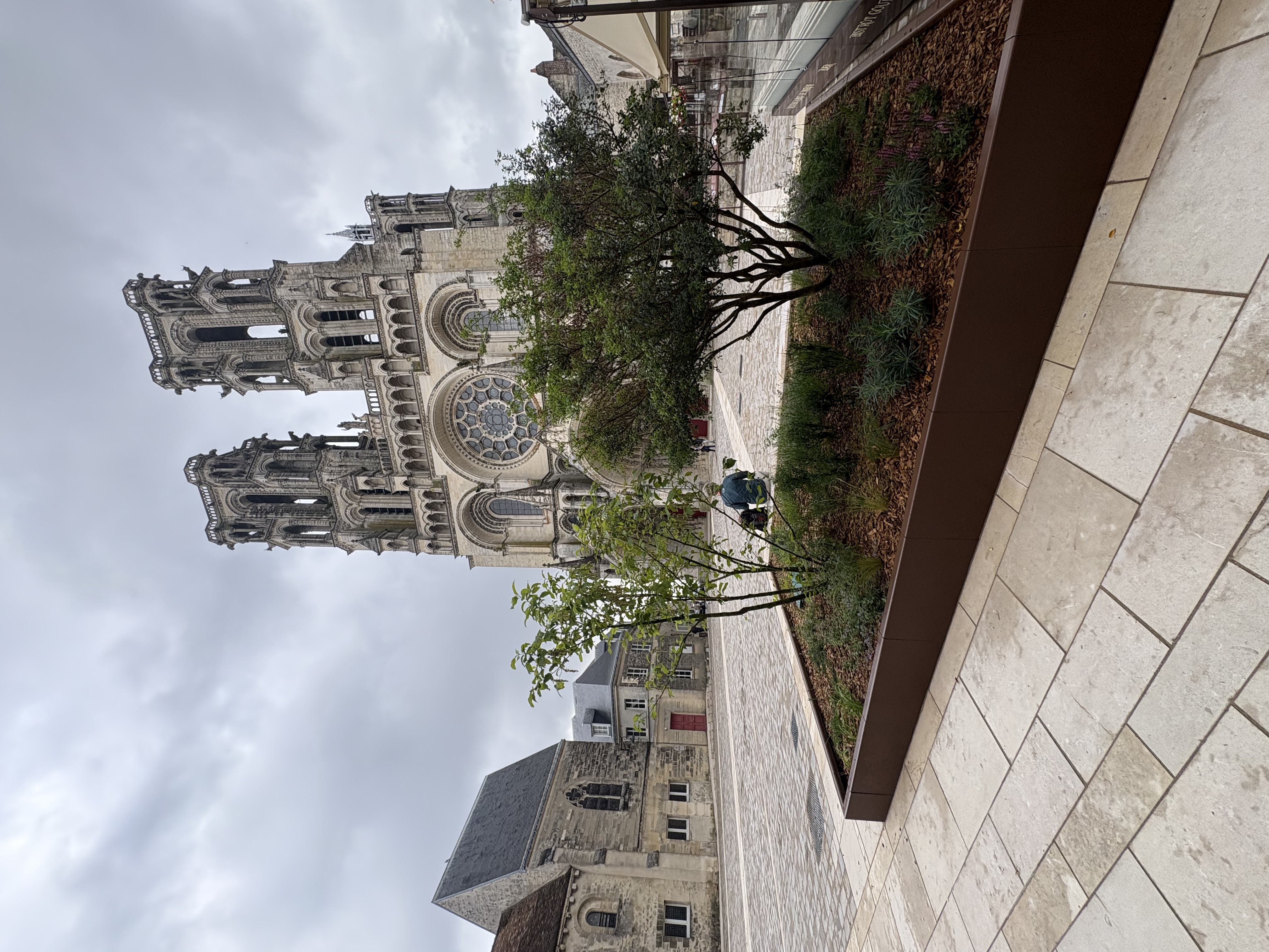 Laon : le nouveau parvis de la cathédrale inauguré