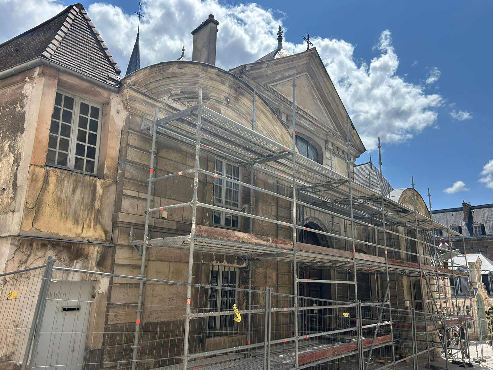 Château-Thierry : la façade de l'Hôtel-Dieu en chantier