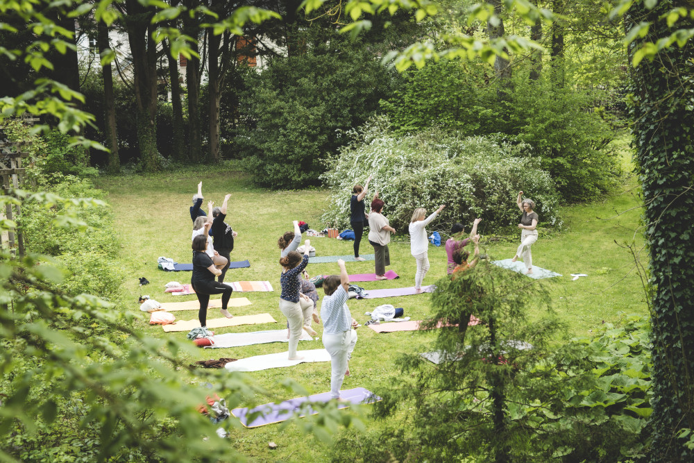 Yoga en plein air sous le soleil 