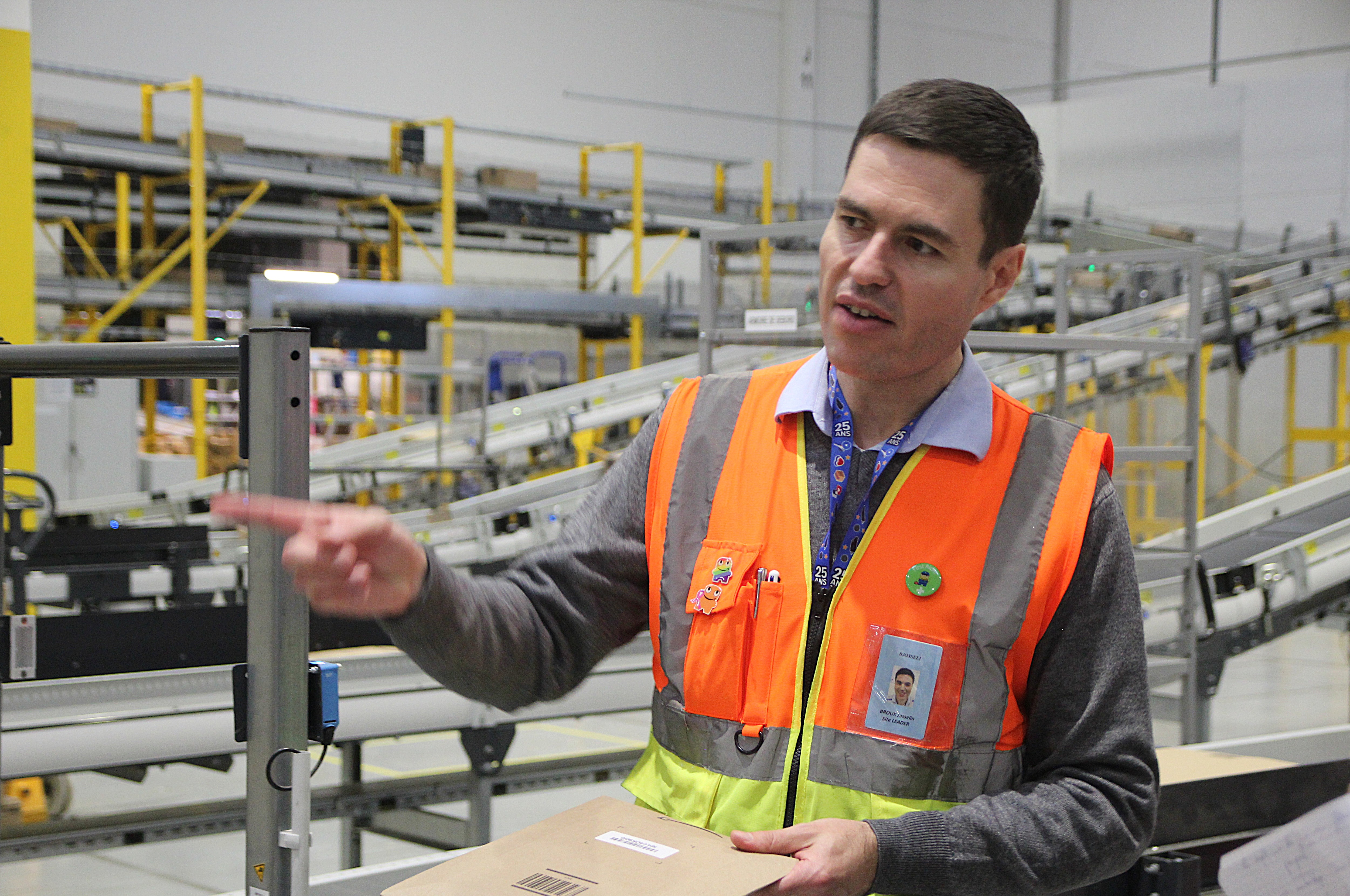 Boves : 2 000 robots à l'œuvre dans l'entrepôt Amazon